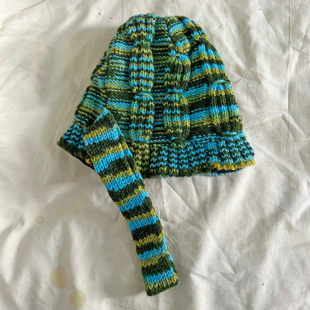 HAT, KNITTED 100% WOOL, MADE IN NEPAL, GREENS, LABEL "GREATER GOOD", ONE SIZE,